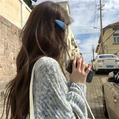 穿条纹睡衣的男孩